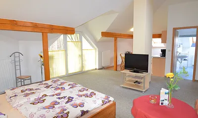 Blick vom Schlaffbereich in die Küche und Flurgaderobe