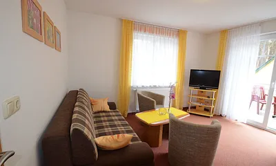 Wohnzimmer Südseite mit gr. Balkon und Elektr. Jalousie zur Südseite