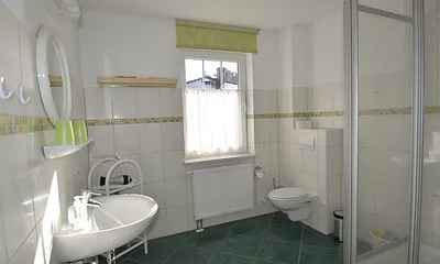 Bad mit Dusche und Fußbodenheizung