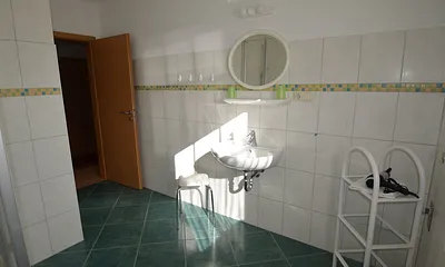 Bad Wohnung Nr 4 hell und gr.