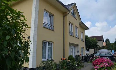 Vordere Ansicht der Wohnung Nr 4 / PKW - Stellplatz / Fahrräder können auf dem Grundstück abgestellt werden/ Farradtständer vorhanden 