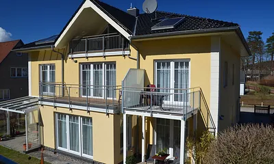 Seitenansicht Wohnung Nr 4 mit Balkon 1 Etage/ Wäschespindel zum trocknen der Badetücher auf dem Grundstück