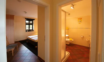 Blick in das Elternschlazimmer sowie in das Duschbad