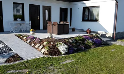 Terrasse vorm Gästeeingang/Suedseite