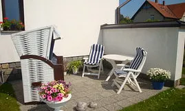 Die Terrasse mit Strandkorb