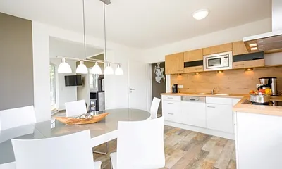 große moderne Küche mit Essbereich