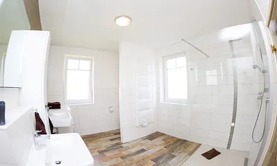 großes Badezimmer mit ebenerdiger Dusche, Sauna, Waschmaschine, Doppelwaschtisch