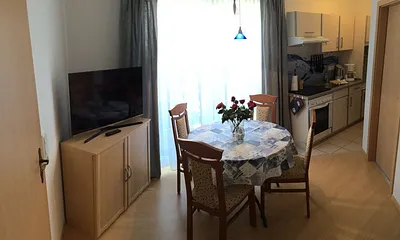 Wohnzimmer mit Eßtisch und Küchenzeile