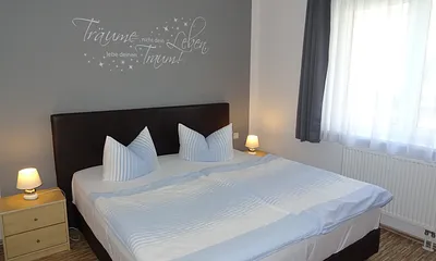 1. Schlafzimmer mit Boxspringbett 1,80 x 2,00 (Neu 2018) und Verdunklungsgardine