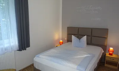 2. Schlafzimmer Boxspringbett 1,40 x 2,00m, Verdunklungsgardine 