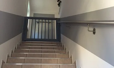 Treppe zur Fewo OG mit Schutzgitter
