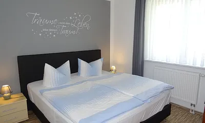 1. Schlafzimmer mit Boxspringbett 1,80 x 2,00 und Verdunklungsgardine