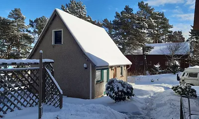 kleines  Ferienhäuschen im Winter