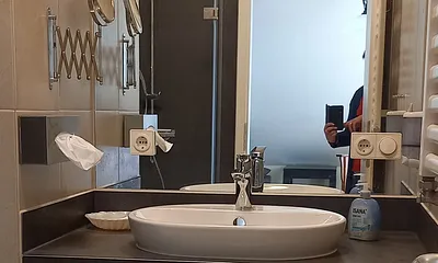 Das Bad mit Regendusche, Föhn u. Kosmetikspiegel