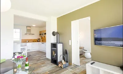 Wohnzimmer mit Durchgang zur Küche