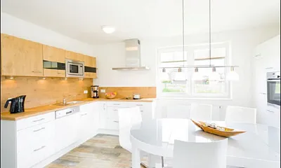 große moderne Küche mit Essbereich