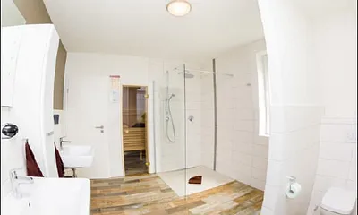 zweites Badezimmer mit ebenerdiger Dusche