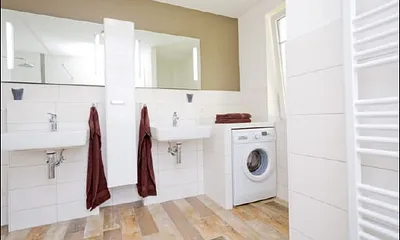 großes Badezimmer mit ebenerdiger Dusche, Sauna, Waschmaschine, Doppelwaschtisch