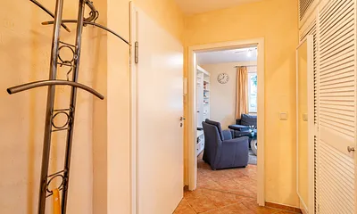 8_Flur mit großem Spiegel und Zugang zum Abstellraum (rechts)