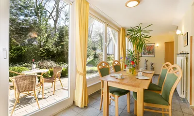 Blick vom Wintergarten auf die Terrasse.