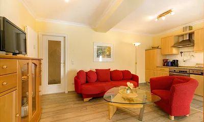 Der komfortable Wohnbereich. Flat-TV und DVD-Player sind vorhanden. WLAN ist kostenfrei verfügbar. 