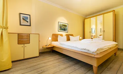 ... und viel Stauraum im großen Kleiderschrank.