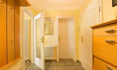 Der Wohnungsflur mit Garderobe.