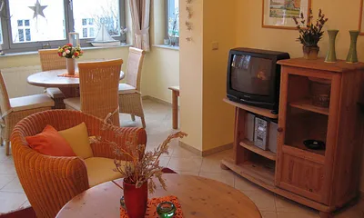 Wohnzimmer mit Essbereich im Erker.