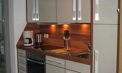 Die vollständig eingerichtete Küche.