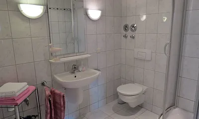 großzügiges Bad mit Dusche