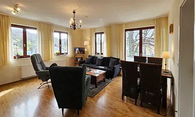 Wohnzimmer mit Schlafcouch & Flat-TV