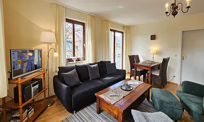 Wohnzimmer mit Esslatz & Zugang auf den Balkon Südseite