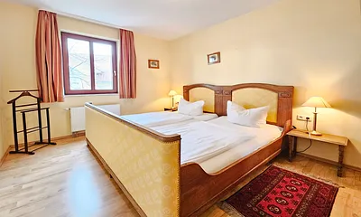 Schlafzimmer mit Doppelbett