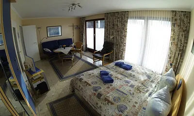 kombinierter Wohn- und Schlafbereich mit Sicht zum Eingang