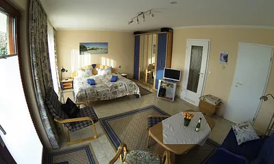 kombinierter Wohn- und Schlafbereich aus Eingangsperspektive