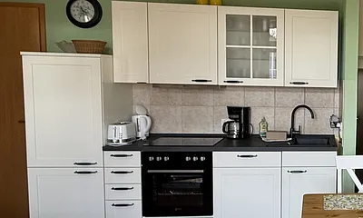 Offene Küche mit großem Kühlschrank 175l, Gefrierfach 40l, Backofen Ceranfeld, Geschirrspülmaschine