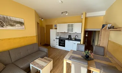 Wohnraum, zweite Ansicht mit Blick auf Küche u. Durchgang zu den weiteren Räumen