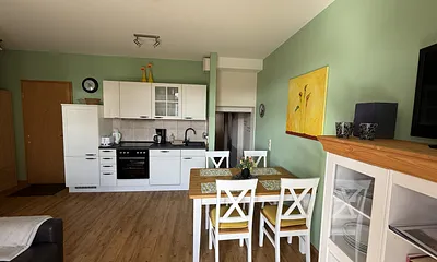 Wohnraum, zweite Ansicht mit Blick auf Küche u. Durchgang zu den weiteren Räumen