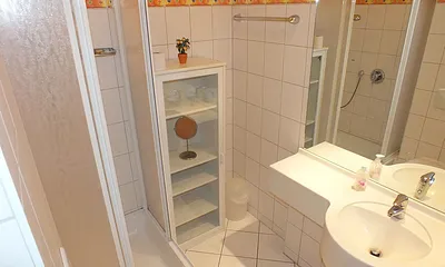 Badezimmer mit Duschbad, viele Ablagemöglichkeiten, großer Spiegel