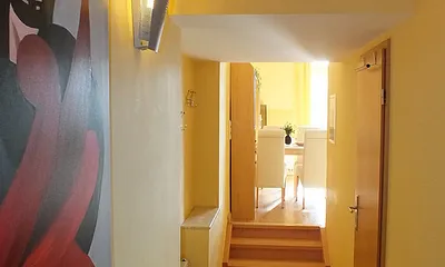 Verbindungsflur vom Wohnbereich zum Bad, Abstellraum und separatem zweiten Schlafzimmer