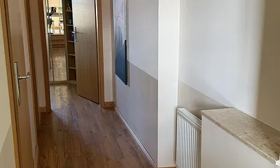 Verbindungsflur vom Wohnbereich zum Bad, Abstellraum und separatem zweiten Schlafzimmer