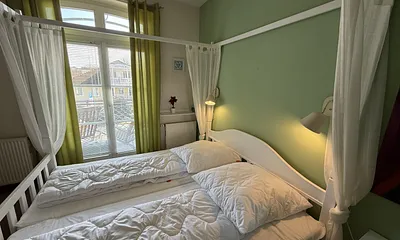 Schlafzimmer mit Himmelbett (180x200), LCD-TV u. Radio-Wecker