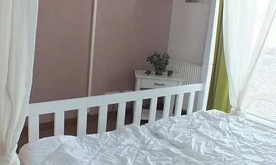 Schlafzimmer mit Blick auf TV