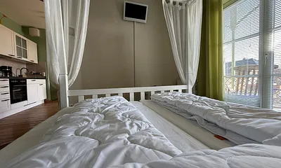 Schlafzimmer mit Blick auf TV