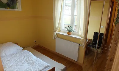 zweites separates Schlafzimmer/Kinderzimmer mit ausziehbarem Tandembett, Kleiderschrank