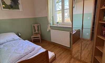 zweites separates Schlafzimmer/Kinderzimmer mit ausziehbarem Tandembett, Kleiderschrank