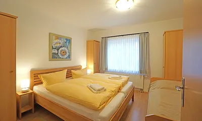 Schlafzimmer mit Doppelbett (180x200cm) und Einzelbett