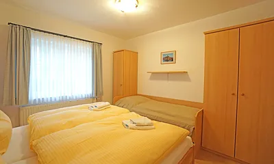 Schlafzimmer mit Doppelbett (180x200cm) und Einzelbett