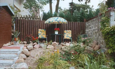 nicht angrenzende Terrasse im Garten nach Südwest