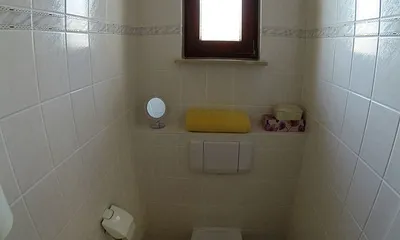 Bad mit Tageslicht, Wc und Waschbecken